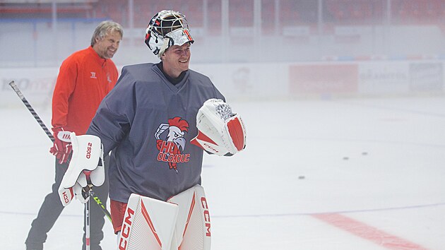 Olomout hokejist zaali ppravu na novou sezonu na led, ze kterho stoupala pra, protoe venku bylo ticet stup.