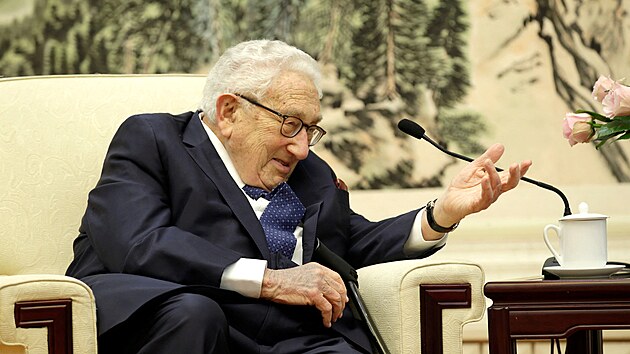 Bývalý americký ministr zahraničí Henry Kissinger hovoří během setkání s čínským ministrem zahraničí Wangem v Pekingu. (22. listopadu 2019)