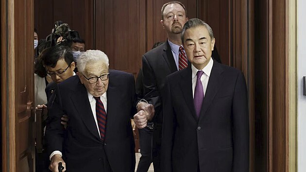 Bývalý ministr zahraničí Henry Kissinger se setkává s čínským státním radou Wangem v Pekingu. (19. července 2023)