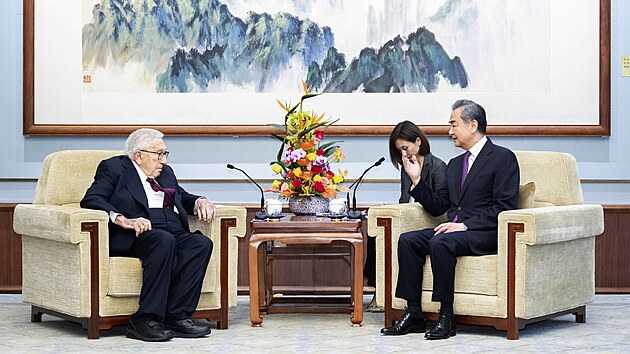 Bval ministr zahrani Henry Kissinger se setkv s nskm sttnm radou Wangem v Pekingu. (19. ervence 2023)