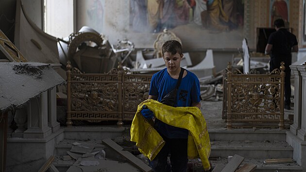 Lidé uklízejí v chrámu Promnní Pán v ukrajinské Odse poté, co ho zasáhly...