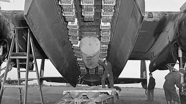 Hlavn dernou slu pi poprav" Hamburku pedstavovaly Avro Lancaster s velkou nosnost a prostornou pumovnic.