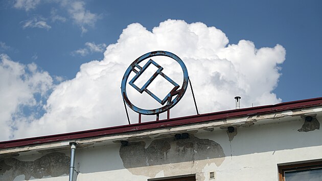 Stechu budovy stle zdob tradin logo strojrenskho Motorpalu  stylizovan vstikovac tryska.
