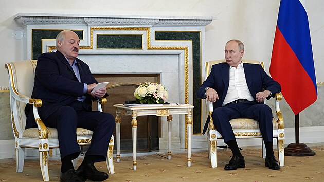 Rusk prezident Vladimir Putin se v Petrohradu setkal se svm blzkm spojencem, prezidentem Bloruska Alexanderem Lukaenkem. (23. ervence 2023)