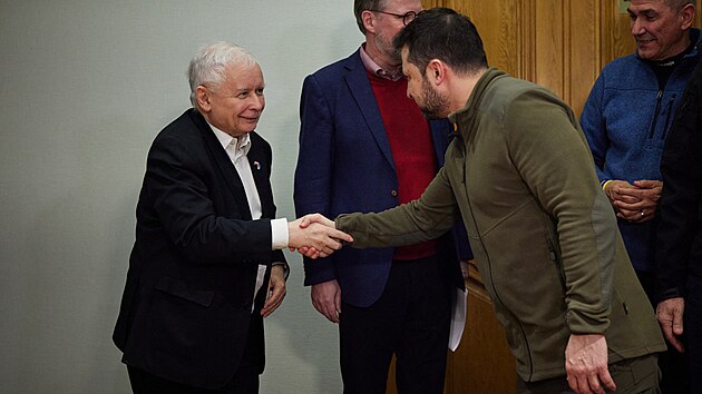Polsk mstopedseda vldy Jaroslaw Kaczyski (vlevo) a ukrajinsk prezident Volodymyr Zelenskyj (vpravo) na setkn v Kyjev (15. bezna 2023)
