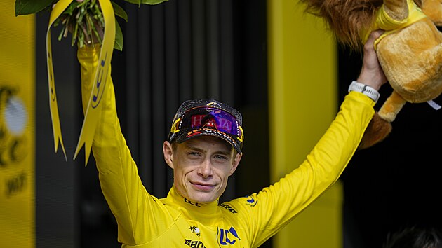 Dnsk cyklista Jonas Vingegaard (Jumbo Visma) na pdiu se lutm trikotem po dvact etap Tour de France obhajuje titul z nejslavnjho cyklistickho zvodu.
