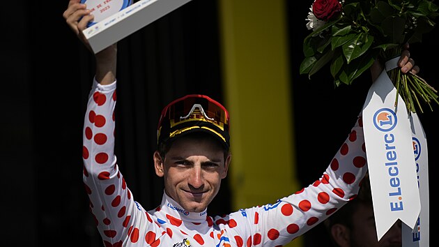 Italsk cyklista Giulio Ciccone (Trek) na pdiu s puntkatm trikotem po dvact etap Tour de France