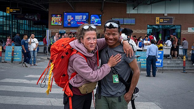 Norsk horolezkyn Kristin Harila a jej prvodce Tenjen Sherpa pzuj pi fotografovn v neplskm Kthmnd. (6. ervna 2023)