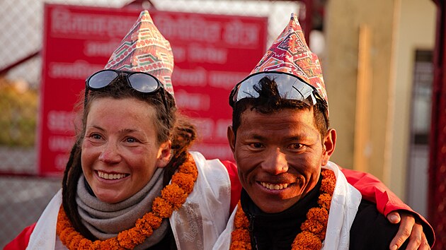 Norsk horolezkyn Kristin Harila a jej prvodce Tenjen Sherpa (6. ervna 2023)
