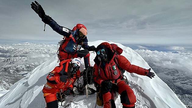 Kristin Harilaov (dole vlevo), Sophie Lavaudov (nahoe vlevo) a Viridiana Alvarezov (vpravo) na vrcholu tibetsk hory iapangma, tinctm vrcholu pesahujcm 8000 m. (26. dubna 2023)