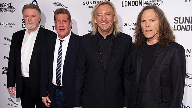 Americk kapela The Eagles, zleva Glenn Frey, Don Henley, Bernie Leadon a Randy Meisner v londnsk O2 Aren (25 dubna 2013)