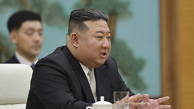 Severokorejsk vdce Kim ong-un pi schzce s ruskm ministrem obrany Sergejem ojguem v sdle stednho vboru vldnouc  Strany prce v severokorejskm Pchjongjangu (26. ervence 2023)