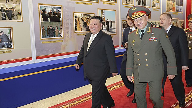 ong-un a rusk ministr obrany Sergej ojgu na vstav zbran v severokorejskm Pchjongjangu (26. ervence 2023)
