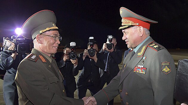 Rusk ministr obrany Sergej ojgu (vpravo) ve stedu picestoval do Severn Koreje. (26. ervence 2023)