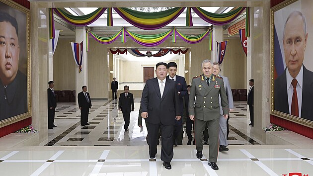 Severokorejsk vdce Kim ong-un a rusk ministr obrany Sergej ojgu pichzej do banketnho slu v sdle vldnouc Strany prce v severokorejskm Pchjongjangu. (27. ervence 2023)