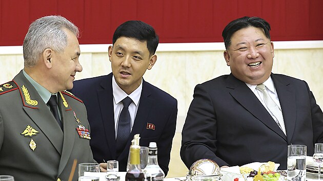 Severokorejsk vdce Kim ong-un a rusk ministr obrany Sergej ojgu na banketu v sdle vldnouc Strany prce v severokorejskm Pchjongjangu (27. ervence 2023)