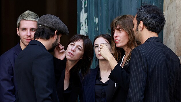 Dcery Jane Birkinov Charlotte Gainsbourgov (tet zleva) a Lou Doillonov (druh zprava) na pohbu sv matky (24. ervence 2023)