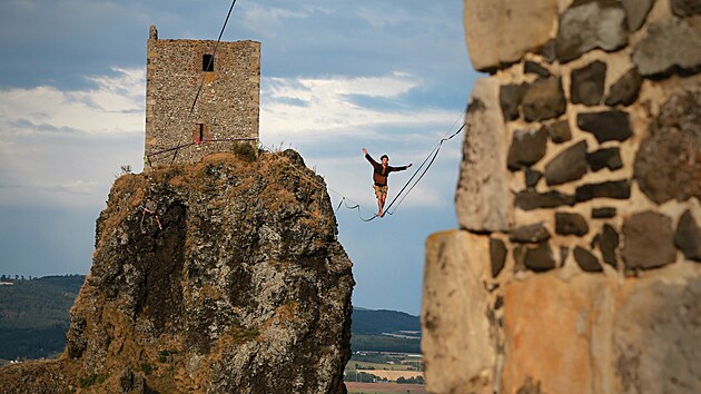Des�tky metr� nad zem�, s v�hledem na cel� �esk� r�j, se od p�tku do ned�le proch�zej� mezi v�emi hradu Trosky odv�n� lanochodci. Na gotickou z��cenu dorazili ji� posedm�. (�ervenec 2023)