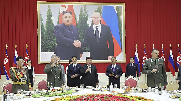 Severokorejský vdce Kim ong-un a ruský ministr obrany Sergej ojgu na banketu...