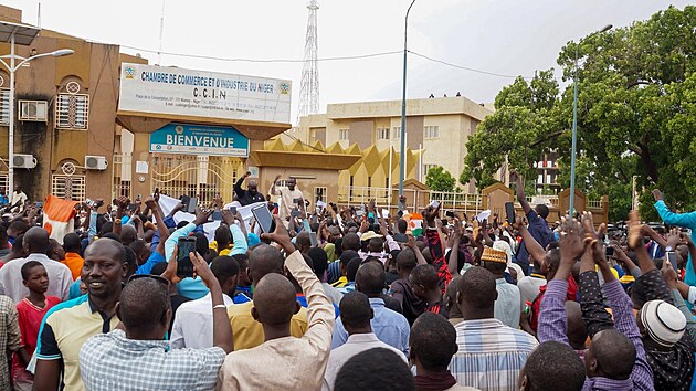 Stovky stoupenc vojenskho pevratu v Nigeru zaplily sdlo vldnouc strany. Nkte demonstranti pitom mvali ruskmi vlajkami a skandovali protifrancouzsk slogany. (27. ervence 2023)