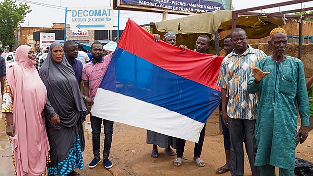 Stovky stoupenc vojenskho pevratu v Nigeru zaplily sdlo vldnouc strany. Nkte demonstranti pitom mvali ruskmi vlajkami a skandovali protifrancouzsk slogany. (27. ervence 2023)