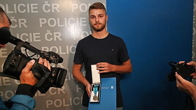 �ty�iadvacetilet� Eduard Ra�n� z�sadn�m zp�sobem napomohl zadr�en� dvou recidivist�, za co� jako ocen�n� dostal policejn� medaili. (26. �ervence 2023)