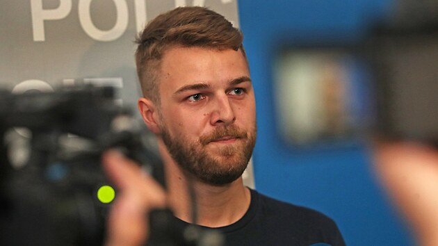 �ty�iadvacetilet� Eduard Ra�n� z�sadn�m zp�sobem napomohl zadr�en� dvou recidivist�, za co� jako ocen�n� dostal policejn� medaili. (26. �ervence 2023)