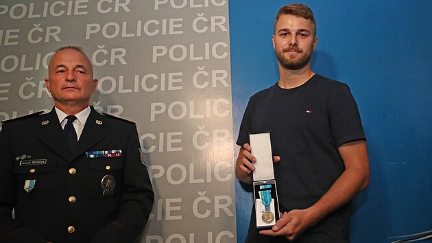 Ostravsk� policejn� �editel Anton�n �ezn��ek (vlevo) a ocen�n� Eduard Ra�n�. (26. �ervence 2023)