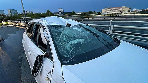 Na nkolik hodin omezila provoz non nehoda v prask ulici ernokosteleck, pi kter osmnctilet idi narazil do betonovch svodidel a pevrtil auto na stechu. (24. ervence 2023)