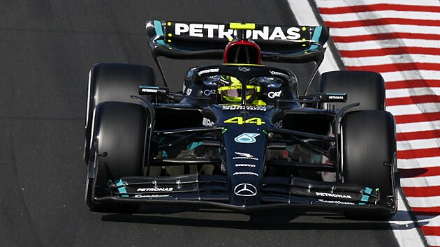 Lewis Hamilton bhem kvalifikanho kola na Hungarioringu.