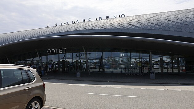 Na brn�nsk� leti�t� dorazili �e�t� turist� z ostrova Rhodos, kter� zachv�tily po��ry. (24. �ervence 2023)