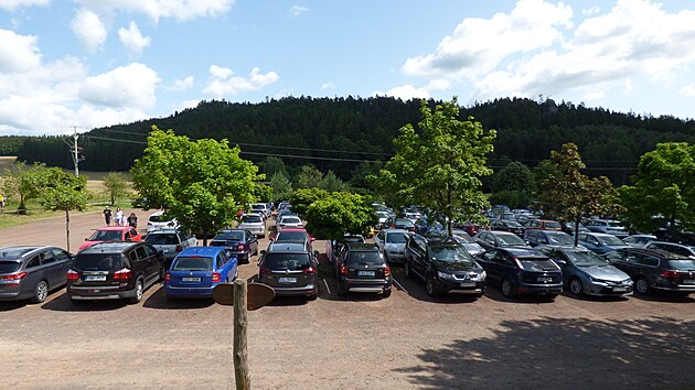 I parkovac� m�sto je lep�� m�t rezervov�no online. (�ervenec 2023)