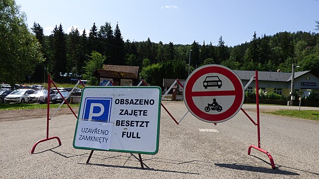 Parkovi�t� v Adr�pachu se �asto napln� a �idi�i mus� hledat m�sta jinde. (�ervenec 2023)