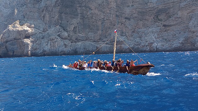 Expedice Monoxylon IV bojuje s vtrem a vlnami u Amorgosu v Egejskm moi.