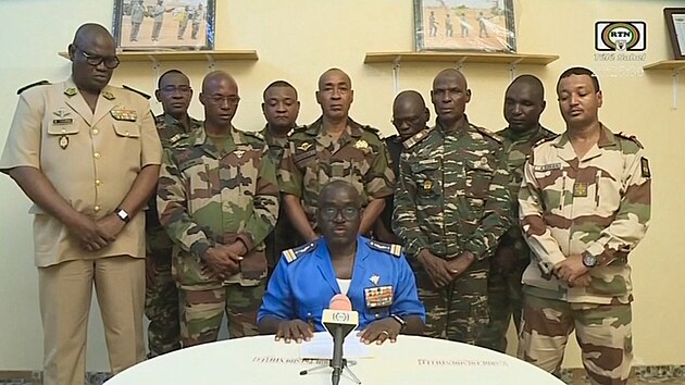 Plukovnk major Amadou Abdramane, mluv Nrodnho vboru pro zchranu lidu (CNSP), hovo bhem televiznho prohlen. (26. ervence 2023)