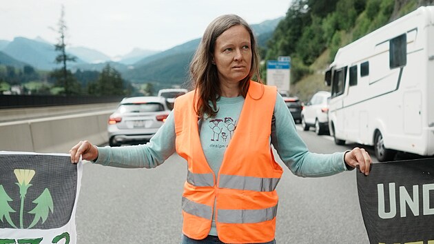 Ekologit aktivist z uskupen Letzte Generation (Posledn generace) zablokovali Brennerskou dlnici na jihu Rakouska. (29. ervence 2023)
