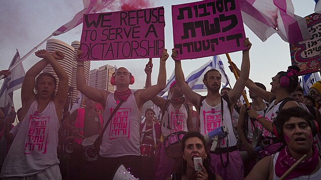 Izraelci v Tel Avivu protestuj proti plnm vldy premira Benjamina Netanjahua na revizi soudnho systmu. (29. ervence 2023)