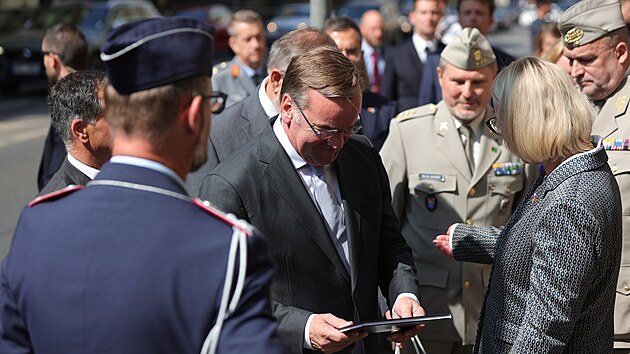 Nmeck ministr obrany Boris Pistorius a esk ministryn obrany Jana ernochov u pamtnku hrdin heydrichidy. (21. ervence 2023)
