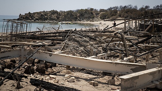 Plameny na Rhodosu zachvtily i oblbenou pl Glystra Beach. Z budovy zbyly jen kovov konstrukce. (26. ervence 2023)