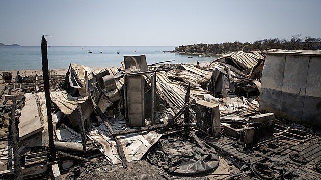 Plameny na Rhodosu zachvtily i oblbenou pl Glystra Beach. Z budovy zbyly jen kovov konstrukce. (26. ervence 2023)