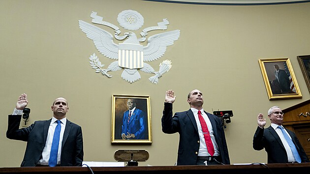 Pslunci vzdunch sil americkho nmonictva Ryan Graves (vlevo) a David Fravor (vpravo) a bval len vldn pracovn skupiny David Grusch pi slyen v americkm Kongresu. (26. ervence 2023)