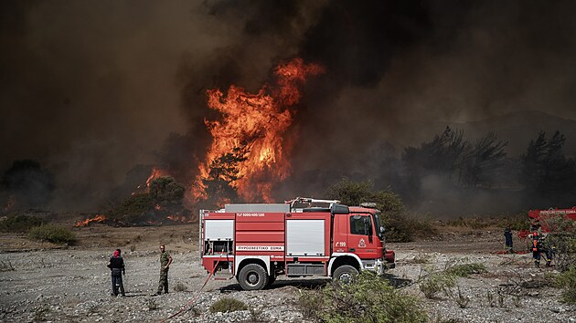 U nkolik dn zpas hasii na eckm ostrov Rhodos s niivm porem. Plameny se ale ani pes rozshl zchrann akce neda dostat pod kontrolu. (25. ervence 2023)