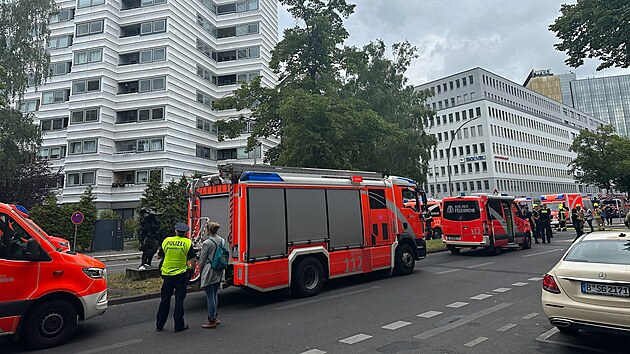 Pi poru v Berln zahynuli dva lid, kte skoili z nejmn jedenctho patra vkov budovy, aby unikli plamenm. (28. ervence 2023)