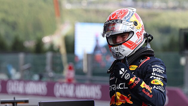 Radujc se Max Verstappen pot, co vyhrl kvalifikaci na Velkou cenu Belgie.
