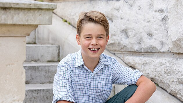 Britská královská rodina zveřejnila nový portrét prince George k jeho 10. narozeninám.