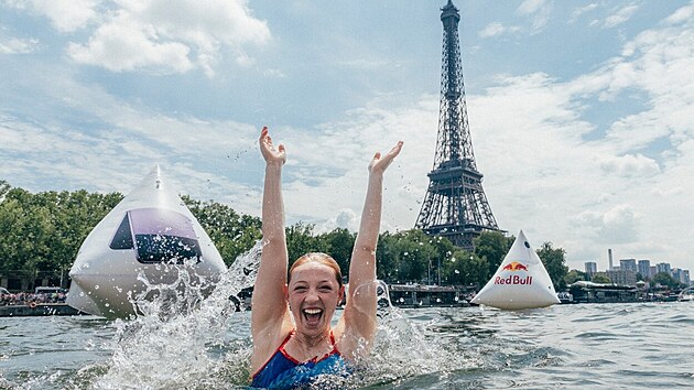 Plavkyn v ece Sein naproti ikonick Eiffelov vi (17. ervna 2023)