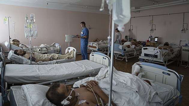Vojci na jednotce intenzivn pe v nemocnici v ukrajinskm Dnipru (15. ervence 2023)