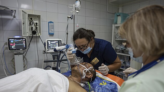 Lka hovo ke zrannmu ukrajinskmu vojkovi na oddlen JIP Menikovovy nemocnice v ukrajinskm Dnipru. (14. ervence 2023)