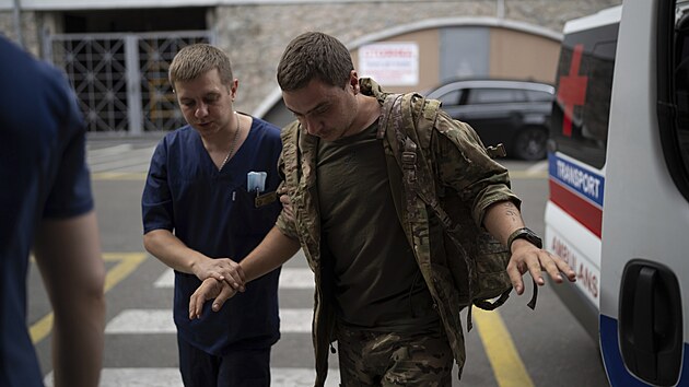 Zdravotnick pracovnk pomh ukrajinskmu vojkovi zasaenmu stelbou pi pjezdu do nemocnice. (14. ervence 2023)