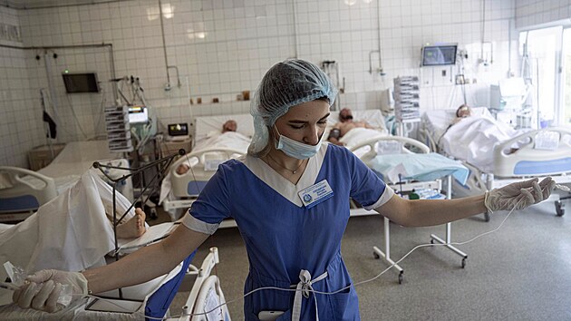 Zdravotn sestra se pipravuje na oeten ukrajinskch vojk. (15. ervence 2023)
